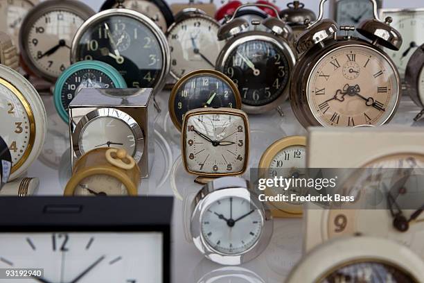 an array of clocks - zona horaria fotografías e imágenes de stock