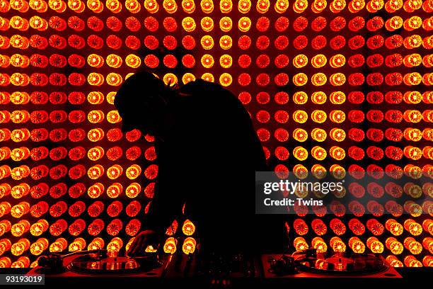 a dj scratching a record in a nightclub - dj stockfoto's en -beelden