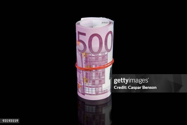 a money roll of five hundred euro bills - liasse de billets photos et images de collection