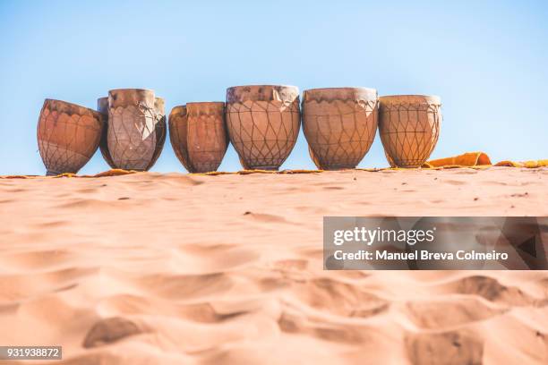 drums in the desert - djembe foto e immagini stock