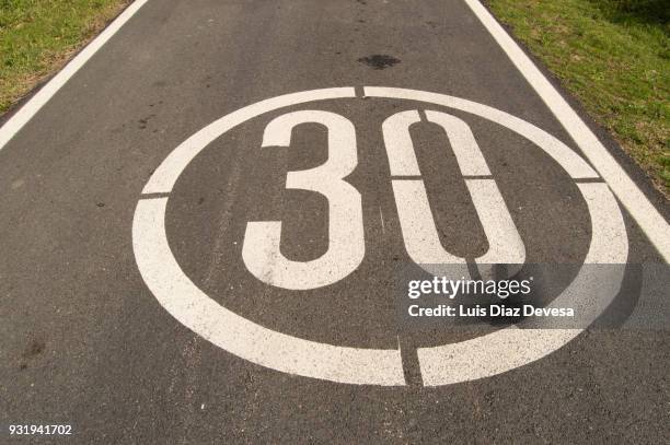 speed limit sign of 30, newly painted - número 30 imagens e fotografias de stock