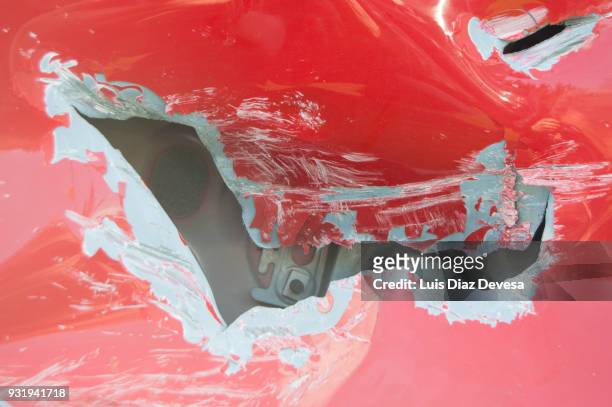crumpled and hole car - zusammenprall stock-fotos und bilder