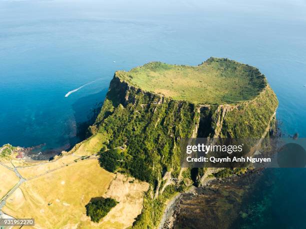 south korea: seongsan ilchulbong crater in jeju island - südkorea stock-fotos und bilder