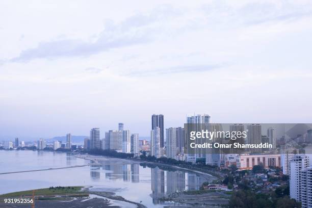 skyline by seaside of george town, penang - omar shamsuddin stock-fotos und bilder