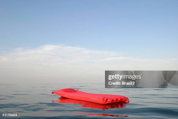 donde ha sido? - inflatable raft fotografías e imágenes de stock