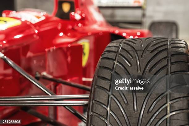 neumático de un ferrari fórmula 1 coche de carreras - módena fotografías e imágenes de stock