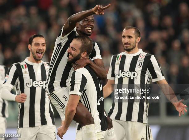 Blaise Matuidi of Juventus FC celebrates his goal with his team-mates Gonzalo Higuain, Mattia De Sciglio and Giorgio Chiellini during the serie A...