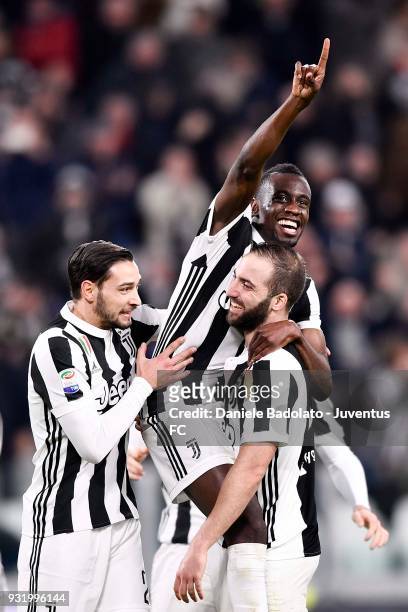 Blaise Matuidi of Juventus celebrates his goal of 2-0 with teammates Gonzalo Higuain and Mattia De Sciglio during the serie A match between Juventus...
