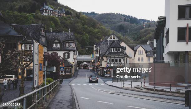 blick auf die stadt cochem-stadt in deutschland - rheinland pfalz stock-fotos und bilder