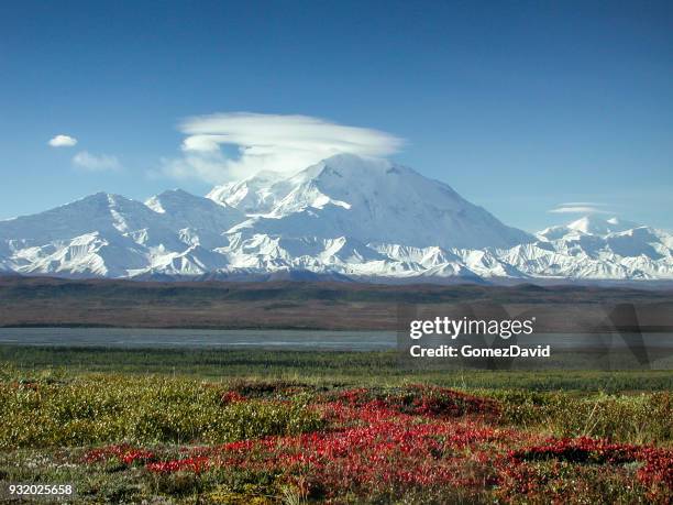 mount mckinley im herbst mit wolken und rote tundra - mount mckinley stock-fotos und bilder