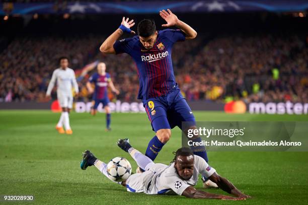 Victor Moses of Chelsea FC is challenged by Luis Suarez of FC Barcelona during the UEFA Champions League Round of 16 Second Leg match between FC...