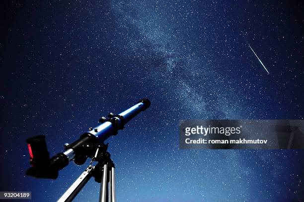 telescope pointed at the milky way galaxy - telescopio astronómico fotografías e imágenes de stock