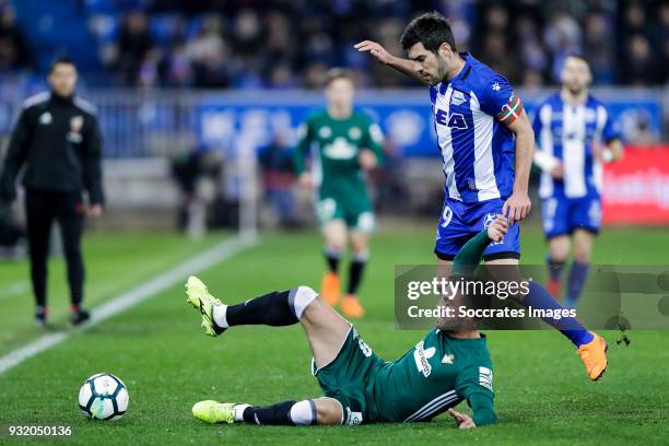 Victor Camarasa of Real Betis, Manu Garcia of Deportivo Alaves during the La Liga Santander match between Deportivo Alaves v Real Betis Sevilla at...