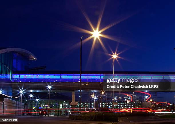 ringway airport manchester at night - manchester international airport stock-fotos und bilder