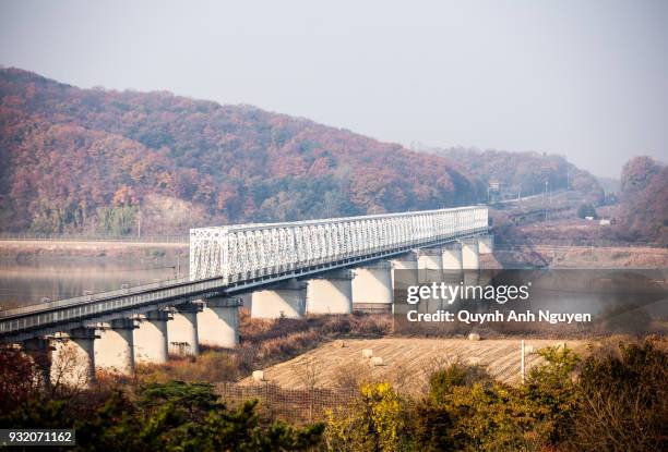 freedom bridge on the border of south and north korea - zona desmilitarizada imagens e fotografias de stock