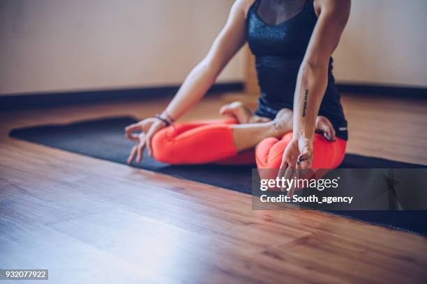 junges mädchen beim yoga - halber lotussitz stock-fotos und bilder