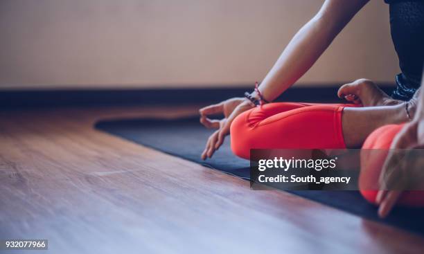 950 Posture Du Demi Lotus Stock Photos, High-Res Pictures, and Images