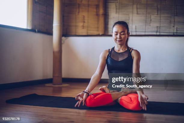 950 Posture Du Demi Lotus Stock Photos, High-Res Pictures, and Images