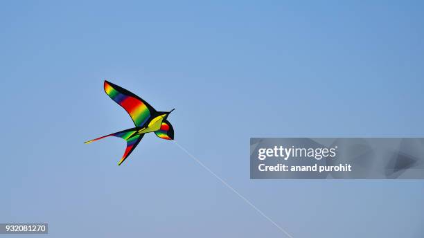 colourful kites in clear blue sky, ahmedabad, gujarat, india 2018 - makar sankranti 個照片及圖片檔