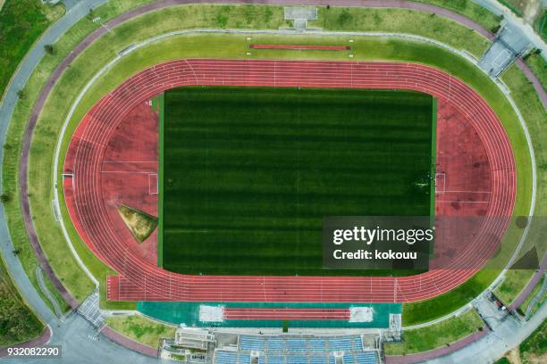 de hommels gezichtspunt van het stadion. - track and field stadium stockfoto's en -beelden