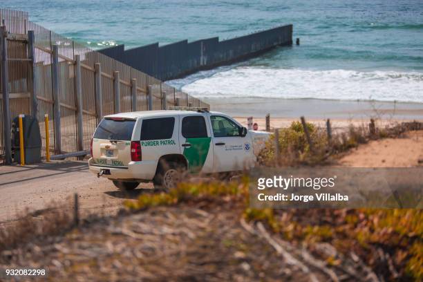 prototyp der wand entlang der mexikanischen grenze aus mexiko - mexico border wall prototypes stock-fotos und bilder