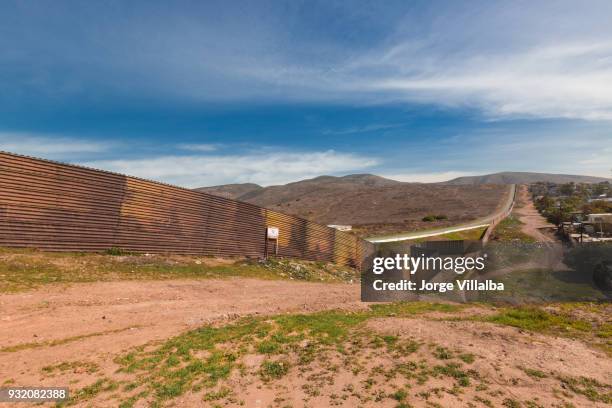 prototyp der wand entlang der mexikanischen grenze aus mexiko - mexico border wall prototypes stock-fotos und bilder