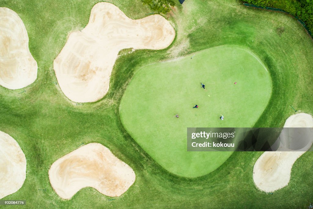 Luftaufnahme eines Golfplatzes an einem sonnigen Tag.