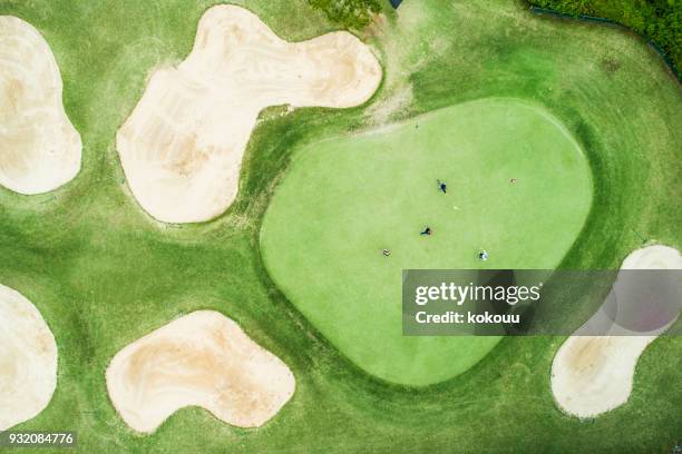 luftaufnahme eines golfplatzes an einem sonnigen tag. - golfplatz green stock-fotos und bilder