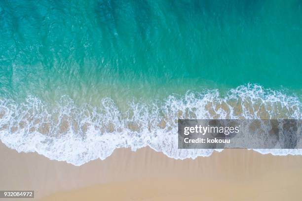 das meer und die insel. - smaragdgrün stock-fotos und bilder