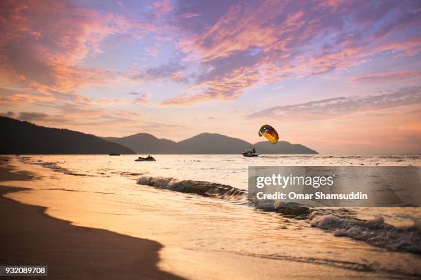 sunset in batu ferringhi beach, penang - omar shamsuddin stock-fotos und bilder