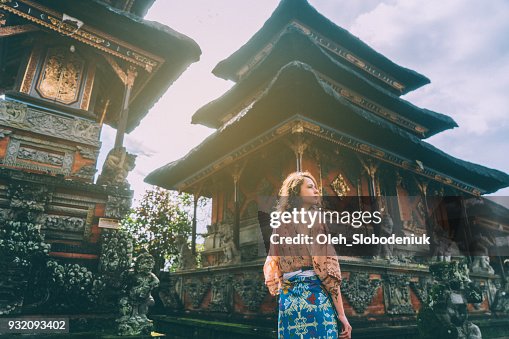 Femme qui marche dans temple balinais Femme qui marche dans temple balinais