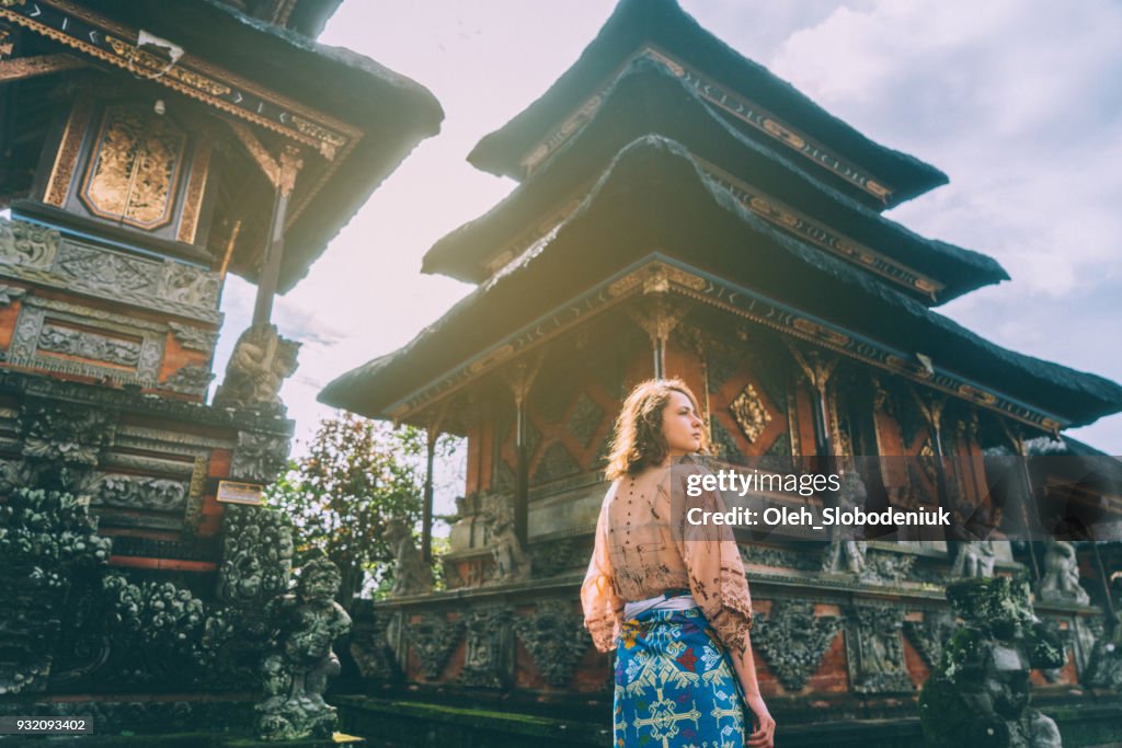 Mulher andando no templo balinesa