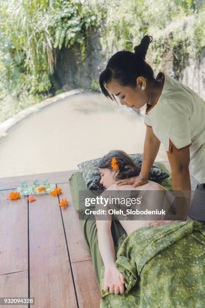 バリ島の女性受信マッサージ - bali massage ストックフォトと画像