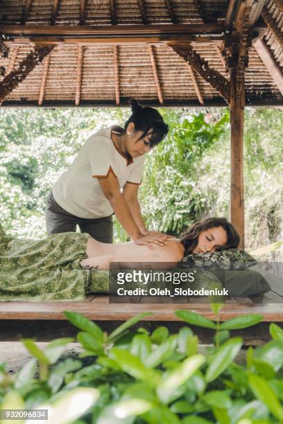 バリ島の女性受信マッサージ - bali massage ストックフォトと画像