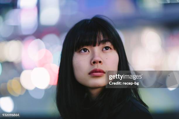 retrato de jovem mulher à noite - mulher japonesa - fotografias e filmes do acervo