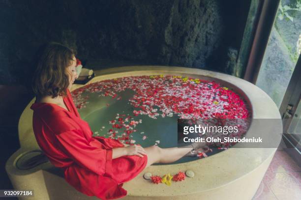 kvinnan tar jacuzzi med blomblad - blommande växt bildbanksfoton och bilder