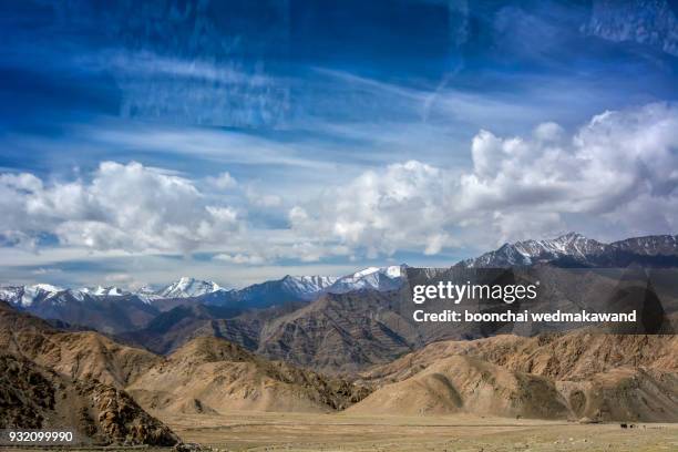 landscape of leh, ladakh, north of india - magnetic hill ladakh photos et images de collection