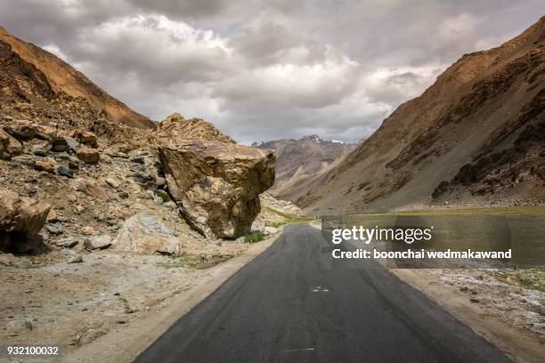 landscape of leh, ladakh, north of india - magnetic hill ladakh photos et images de collection