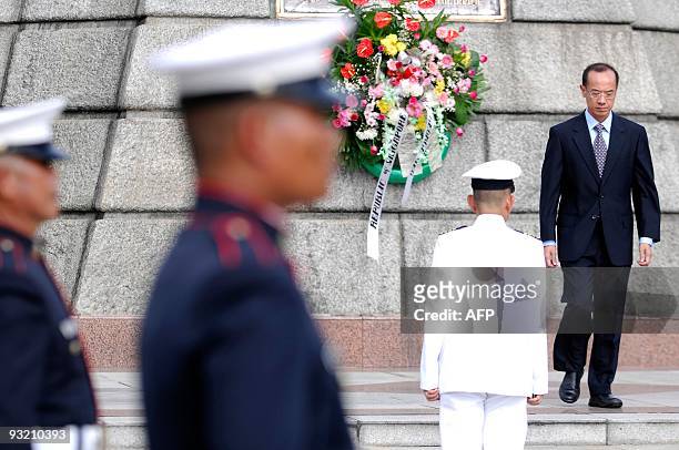 Singapore Foreign Minister George Yeo walks after laying a wreath at the statue of Philippine's national hero Jose Rizal in Manila on November 19,...