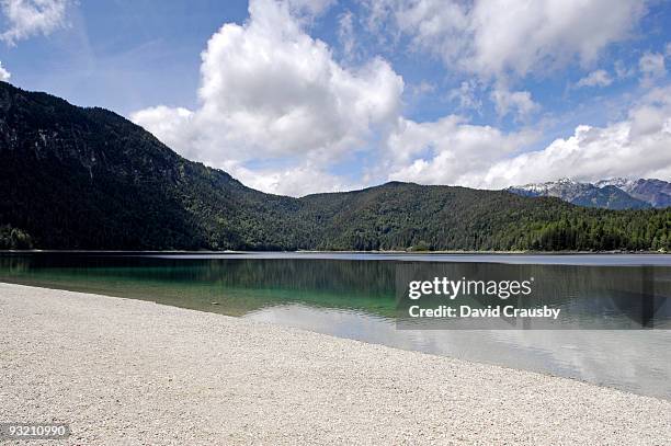 a lake in bavaria - crausby - fotografias e filmes do acervo