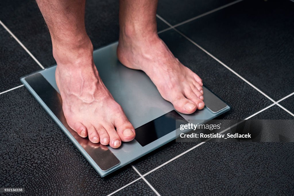Pieds mâles à l’échelle