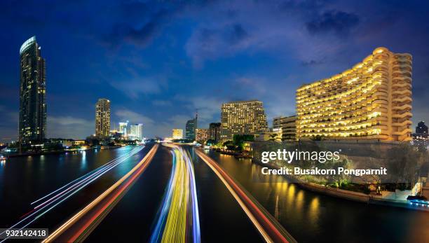 cityscape chao phraya river at night in bangkok ,thailand. - büro bäume nacht stock-fotos und bilder