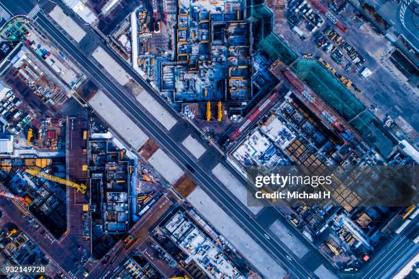 aerial view of construction site. - guindaste maquinaria de construção imagens e fotografias de stock