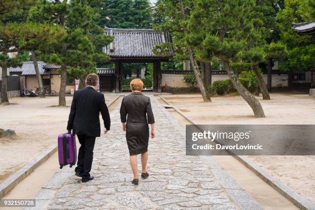 achteraanzicht van business man en vrouw in japanse tuin bij ingang naar de chion-ji-tempel in kyoto, japan - chion in stockfoto's en -beelden