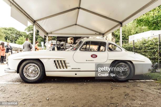 mercedes-benz 300sl gullwing cabrio klassieke sportwagen - mercedes benz 300sl gullwing stockfoto's en -beelden