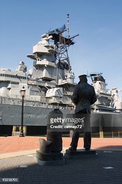 sailor stehend mit der us navy, ww2 schlachtschiff uss wisconsin - norfolk virginia stock-fotos und bilder