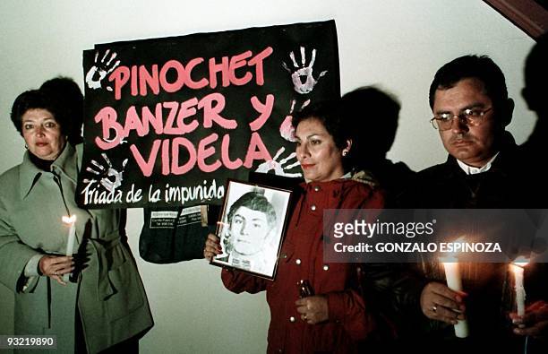 Familiares bolivianos de muertos y desaparecidos durante el gobierno de facto del actual presidente constitucional de Bolivia Hugo Banzer Suarez,...