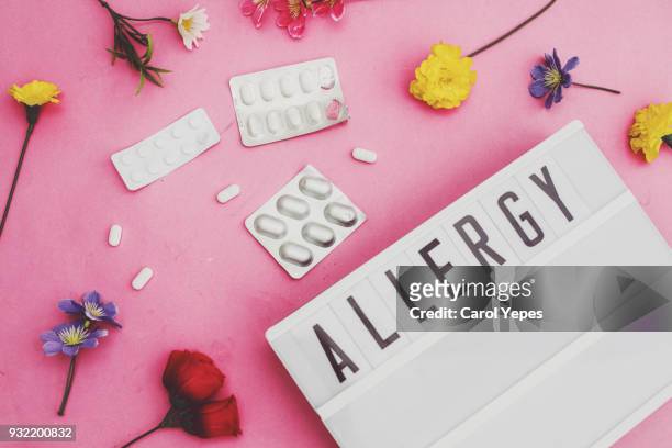 allergy text in lightbox with pills and flowers - allergia foto e immagini stock