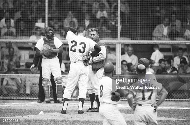 Philadelphia Phillies manager Gene Mauch talking to pitcher Dennis Bennett during game vs St. Louis Cardinals. Philadelphia, PA 7/27/1964 CREDIT:...
