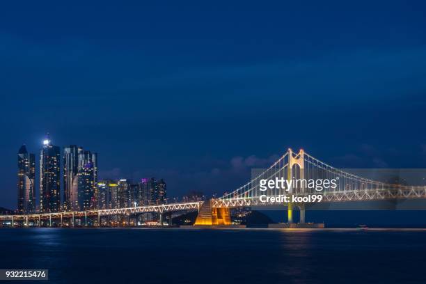 cross-seebrücke und moderne stadt nachtansicht - korean culture stock-fotos und bilder